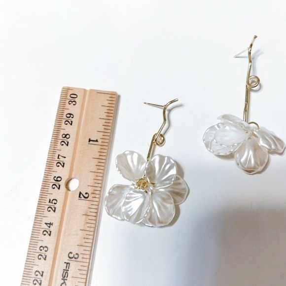 White flower dangle earrings M37 - Picture 5 of 6